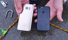 In this article it's samsung galaxy s7 vs iphone 7 in an epic comparison. Iphone 7 And Samsung S Galaxy S7 Go Head To Head Under 35 Feet Of Water Bgr