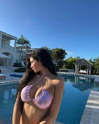 Kylie Jenner Pose by the Pool in a Lamé Bikini - leurr