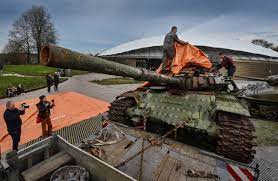 Russische tank bij Vrijheidsmuseum in Groesbeek beklad met 'Z'-symbool,  directeur overweegt aangifte - NRC