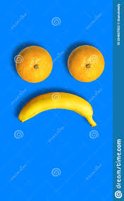 Emociones. Cara Triste. Mandarinas Y Plátanos En Forma De Cara Alterada  Sobre Fondo Azul Foto de archivo - Imagen de tristeza, fondo: 204657822