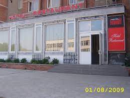 Хотелът е разположен в центъра на град свищов в близост до търговската и административна зона, много заведения за бързо хранене. Hotel Ivanoff Grad Svishov