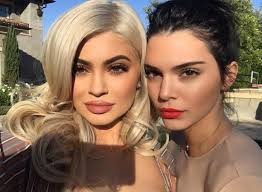 Check spelling or type a new query. Kylie Jenner Und Kendall Jenner Gonnen Sich Partner Autos Starzip