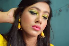 boho chic makeup with yellow crease