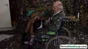 ممرضة تتعاطى أثناء ركوب رجل عجوز معاق على كرسي متحرك / TUBEV.SEX ar