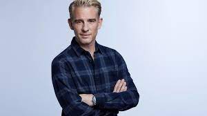 He is best known as the presenter of the popular television show wie is de mol? Gasten Rooijakkers Over De Vloer Bekend