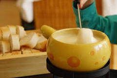 Is there a difference between fondue and raclette?