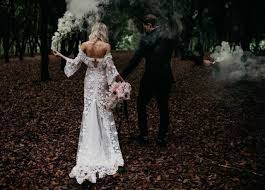 Prewedding anak motor, budi & nove | zh picture. 11 Ide Pre Wedding Dengan Smoke Bomb Properti Unik Untuk Buat Foto Penuh Warna Warni Cantik