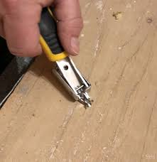 remove carpet tack strips