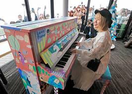 雲海テラスからピアノ奏でて 初日にハラミちゃん登場 占冠：北海道新聞デジタル