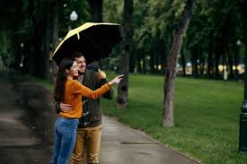 fotos de casal na chuva imagens de