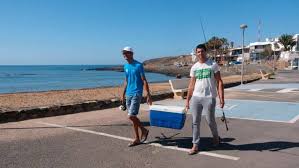 Las Salinas coge la caña de pescar y la neverita | Canarias7