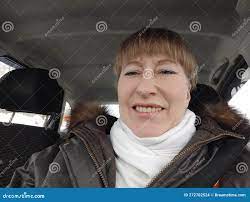 身穿温暖衣服的金发美女成人自拍照，在车内自拍，并驾驶. 关于库存照片- 图片包括有责任人, 人员: 272702524