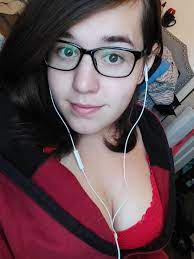 Feel like a hot big chested gamer nerdy girl today. I was studying and saw  how looked ❤ : r/trans