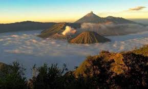 Mount semeru, the highest volcano on indonesia's most densely populated island of java, spewed hot clouds as far away as 4.5 kilometers (nearly 3 miles) on saturday. Ini Estimasi Waktu Pendakian Gunung Semeru Yang Bikin Netizen Menyerah