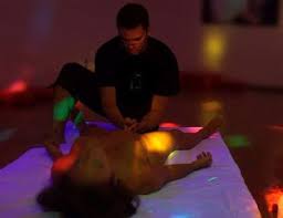 Resultado de imagem para homem fazendo massagem em mulher nua