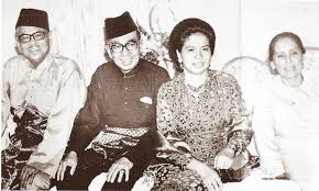 Tun abdul razak bin dato' hussein atau tun abdul razak lebih dikenali sebagai bapa pembangunan malaysia oleh rakyat yang menyanjunginya kerana jasa dan sumbangan beliau untuk kemakmuran dan kemajuan rakyat serta negara malaysia.beliau dilahirkan. Tun Abdul Razak Umno