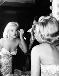 monroe highlighted beauty with basic colors