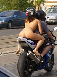 全裸にヘルメットだけの女性がバイクの後部座席に乗っている衝撃の野外露出画像 : Imitation Skin - パンスト直穿きフェチの挑戦