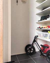 take さんはinstagramを利用しています 玄関収納 どんどん増える外遊びおもちゃ なんせ1日中外にいるもので お母さんの靴を断捨離して おもちゃ収納スペース広げましたw 自分で選べる高さ 中がよく見えるあみあみボックスにin 帽子 虫 収納