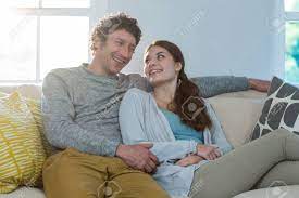 自宅のソファーに一緒にカップル座りの写真素材・画像素材 Image 64355939