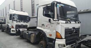 When you need to transport a car and have no extra driver, towing the car behind a pickup truck is an option. Hino Truck Tractor Double Axle Hino 700 Series 2848 6x4 Truck Tractor In Shanghai China