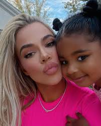 khloé kardashian shows off daughter