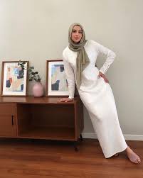 Terbaru 12 baju warna hijau army cocok dengan celana warna. 7 Inspirasi Memakai Dress Putih Untuk Pengguna Hijab Yang Simple Dan Modis Bukareview