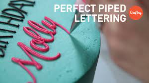 piping perfect lettering on cakes