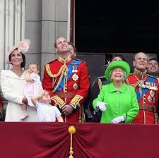 A wee while ago, reader lea emailed me with a suggestion for a new blog feature: History Of The Royal Balcony Who Makes A Balcony Appearance At Buckingham Palace