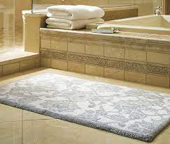 Разглеждайки тези идеи за килимче в банята, имайте предвид баня с модерен монохромен интериор и сив дългокосмест килим. Kilimcheta I Postelki Za Banyata Keramo Bg Com Magazin Za Banya