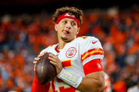 Don't be fooled by his little old man jog between plays where it looks like his. Patrick Mahomes Progressing Nicely After Knee Injury Per Chiefs Trainer Bleacher Report Latest News Videos And Highlights