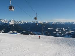 22 modern cableways, 4 chair lifts as well as 6 ski lifts* take you from three different sides up to the summit which awaits you with a great view and wide slopes which. Skigebiet Kronplatz Sudtirol