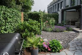See more ideas about planting flowers, outdoor gardens, gothic garden. Kleiner Gruner Garten Mit Einem Efeu Zaun Grun Und Gut Baumfallen Hannover