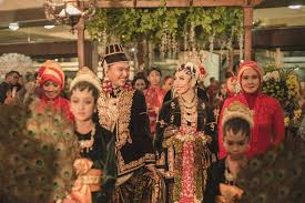 Dalam pemakaiannya kebaya pengantin ini pasti disertai. Indonesia Go Id Panggih Dalam Pernikahan Adat Jawa