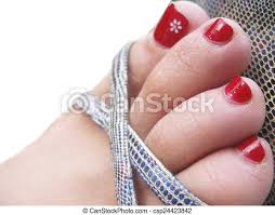 Encuentre la fotografía uñas pintadas perfecta. Pies De Mujer En El Calzado Con Unas Decoradas Canstock