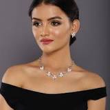 which-color-jewelry-goes-with-black-dress