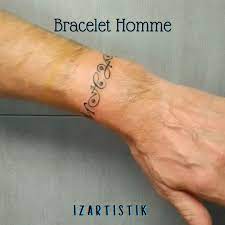 Tatouage au poignet pour Homme | Un bracelet masculin avec inscriptions  secrètes... Ça change... Qu'en pensez-vous ? #bracelet #bracelettattoo  #bracelethomme #tatouagebracelet... | By Izartistik | Facebook