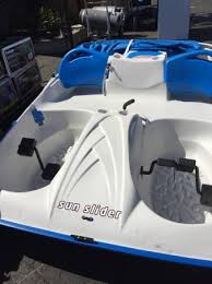 Its flat bottom design provides excellent maneuvering capabilities, even in shallow water. Sundolphin Sun Dolphin Sun Slider 5 Seat Pedal Boat With Canopy Boating Boats Emosens Fr