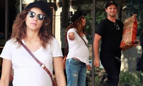 Ein baby für patrick j. Troian Bellisario Shows Baby Bump As She Shops In La With Husband Patrick J Adams Daily Mail Online