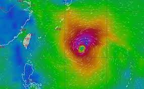 A typhoon is a mature tropical cyclone that develops between 180° and 100°e in the northern hemisphere. E6ipvpoidhoirm