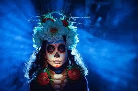 mujer con calavera mexicana maquillaje
