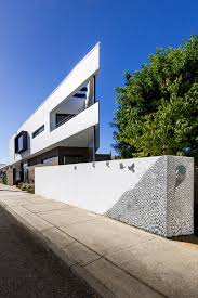 Mount lawley house by robeson architects is the project developers' own home, built on a 180m2 triangular lot in perth, western australia. Triangle House Proves Odd Shaped Blocks Deserve Love Too