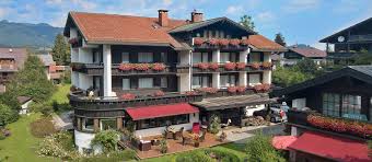 Oberstdorf city center is blessed with lively surroundings, fine restaurants, shopping areas and stunning attractions. Hotel Oberstdorf Allgau Hotel Garni Menning