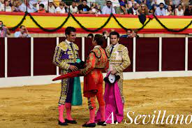 Antonio Ferrera, José Garrido y El Chorlo abren la Puerta Grande en la  plaza de Villafranca de los Barros – Onda Cero Sur Extremadura