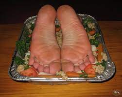 Datei:Artist´s view of feet on a plate.jpg – Wikipedia