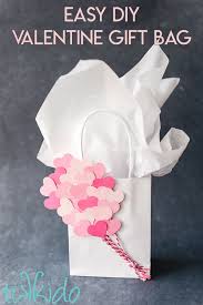 It comes with removable and. Easy Diy Valentine S Day Gift Bag Or Favor Bag Tutorial Tikkido Com