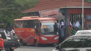 Diduga supir mengantuk, bus cium pantat truk kemiri, 2 orang tewas. Usai Jam Malam Di Pusat Kota Kini Operasional Bus Trans Semarang Dikurangi