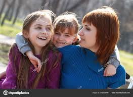 Hijas Felices Madre Riendo Juntos Adorables Dos Niñas Pequeñas Disfrutando:  fotografía de stock © hurricanehank #372618066 | Depositphotos
