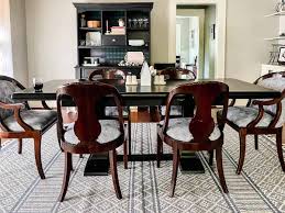 how big should a dining room rug be
