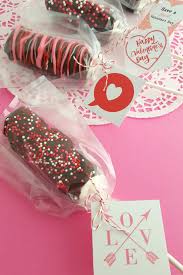 (i like to put my marshmallow on first and then dip to avoid the mess of trying to put the chocolate covered marshmallow on the stick later. Valentine Marshmallow Pops The Centsable Shoppin